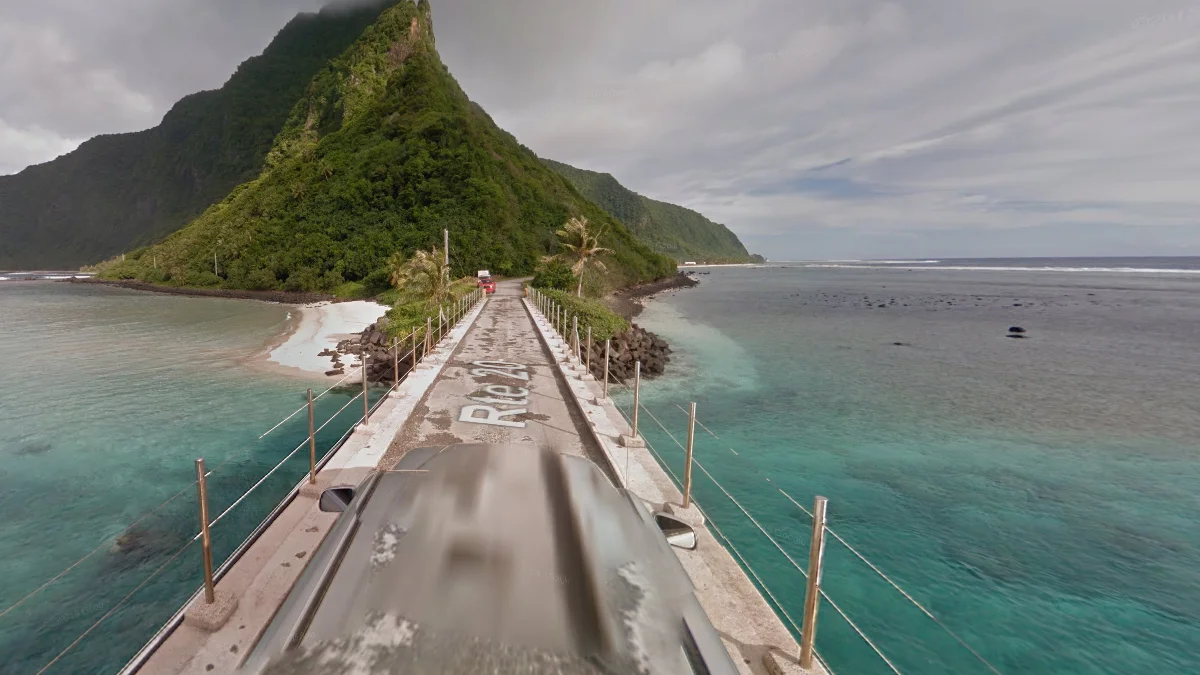 馬努阿島橋樑與機場特徵