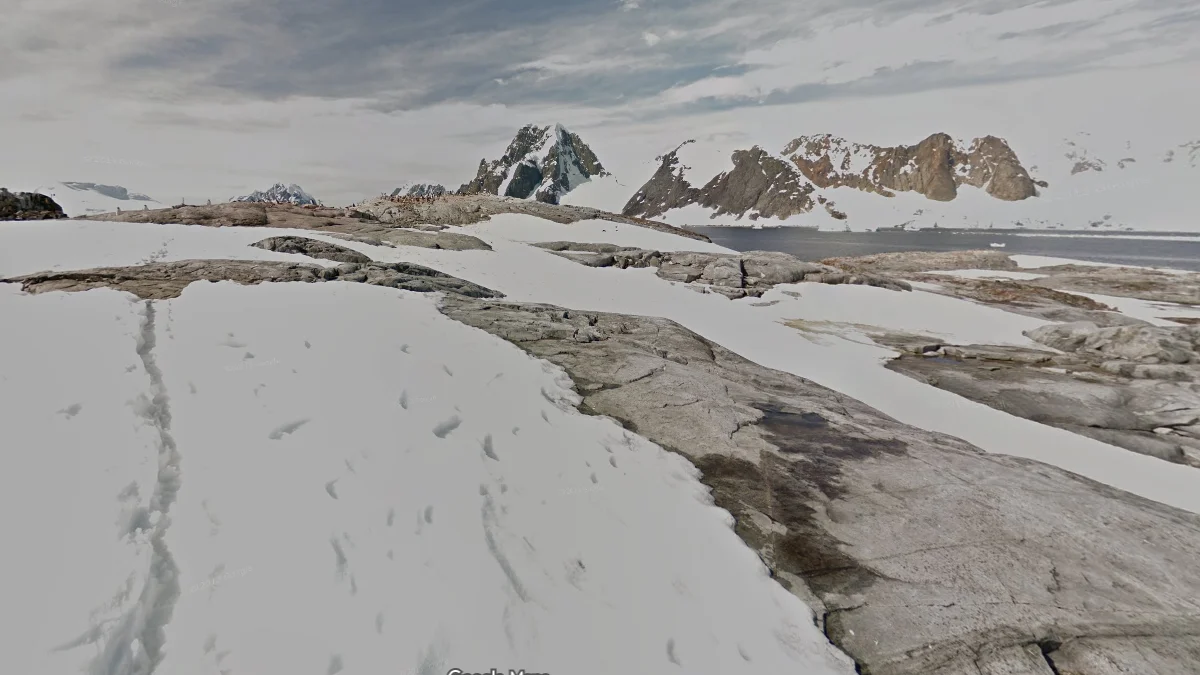 彼得曼島：裸露岩石與過曝鏡頭