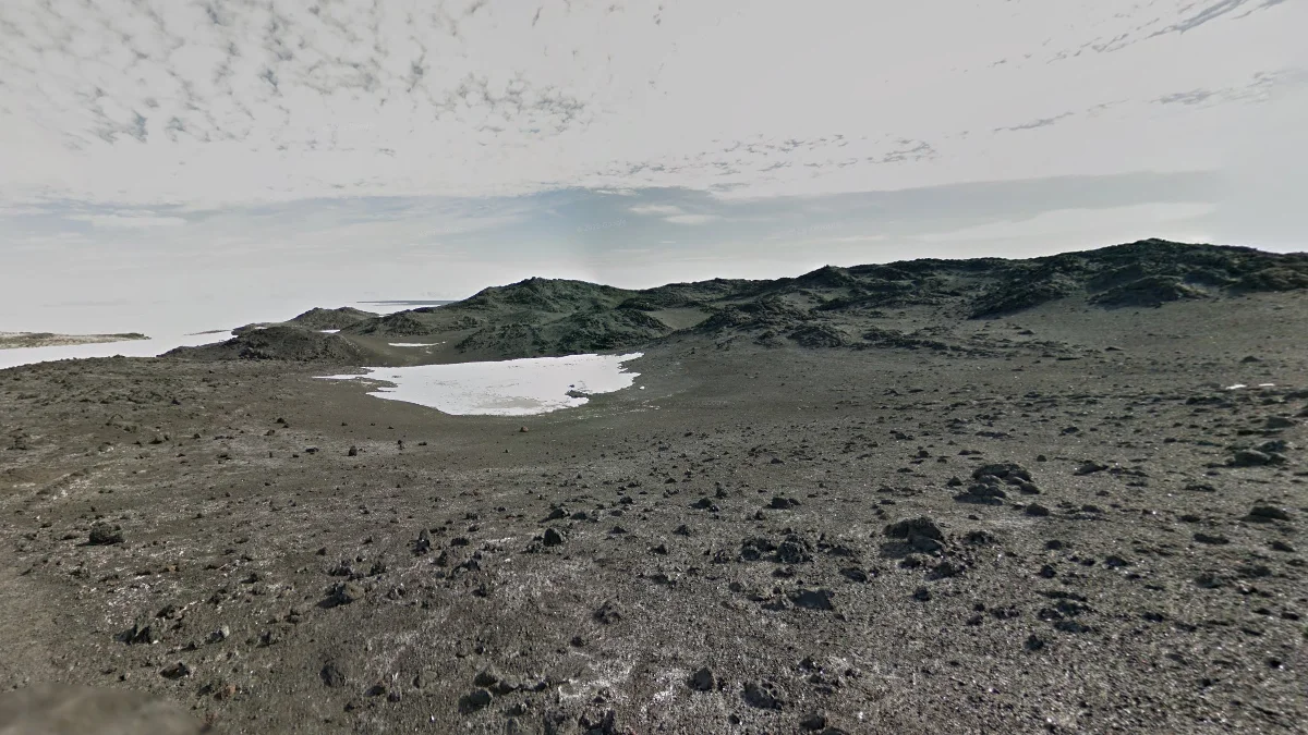 羅斯島西端：極黑貧瘠岩石土壤