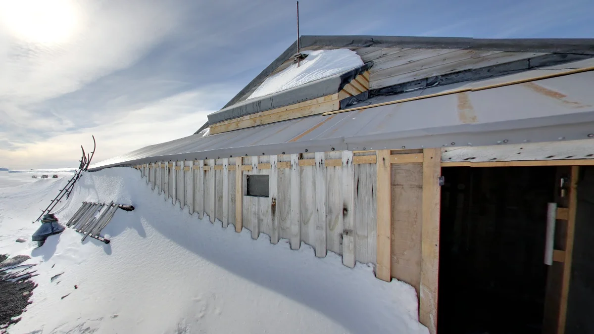 羅斯島：灰色金屬屋頂小木屋
