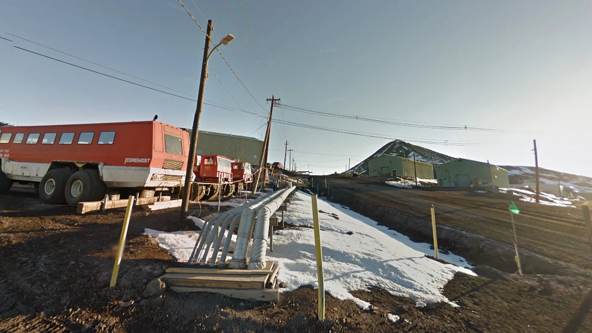 麥克默多站：深棕土壤與美式建築