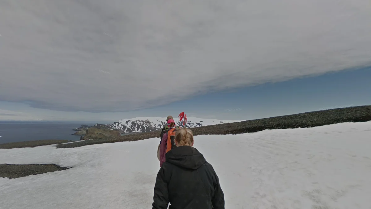 欺騙島：街景拍攝者排隊行走