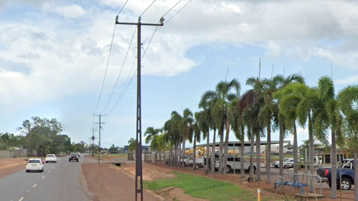 北領地生鏽金屬電線桿