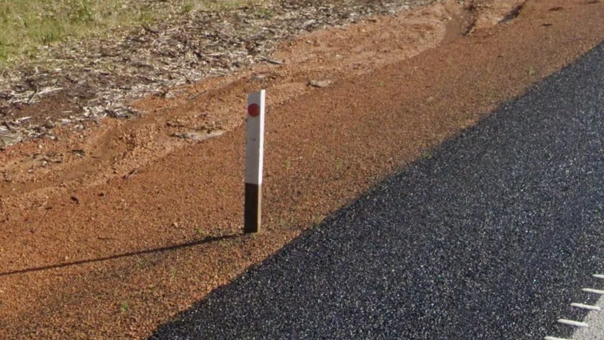 西澳路邊防撞桿棕色底漆