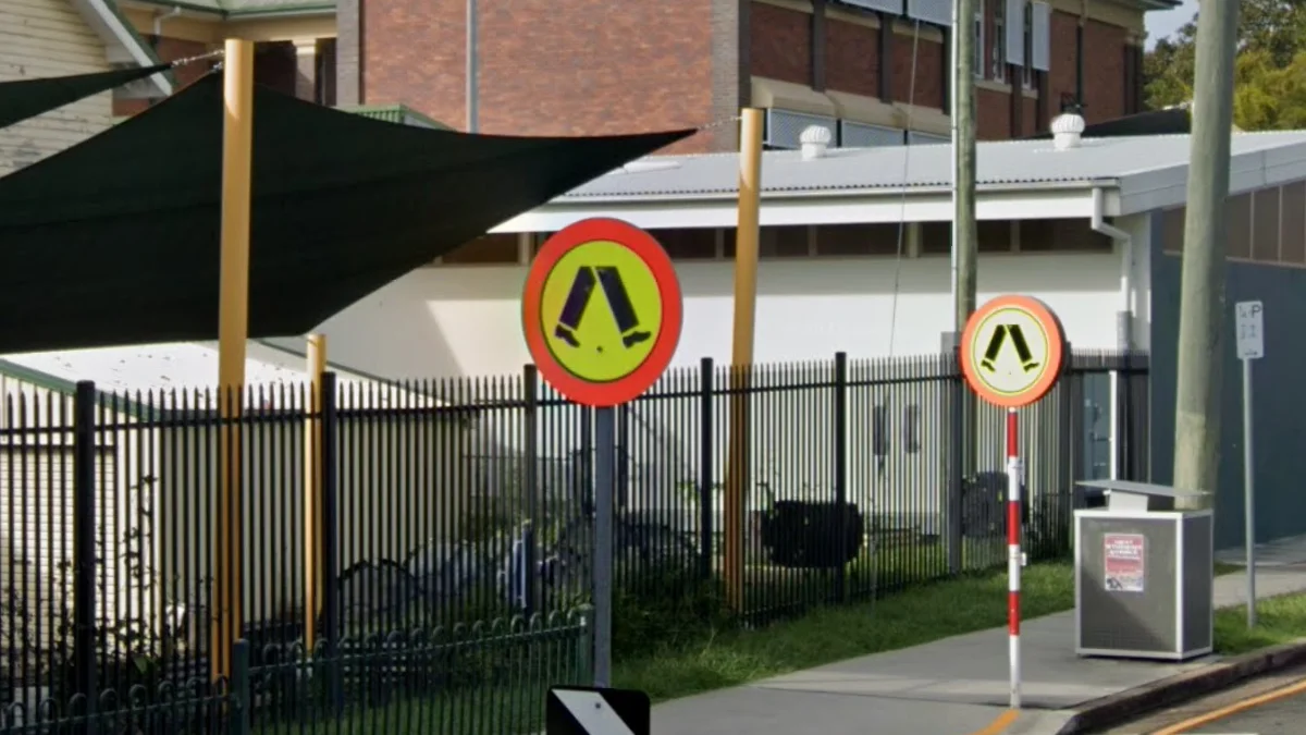 昆士蘭螢光邊框路標