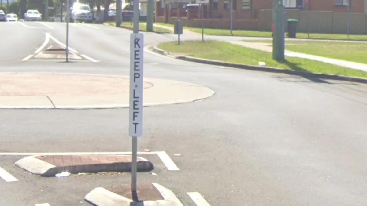 新南威爾斯/昆士蘭/北領地無箭頭靠左標誌