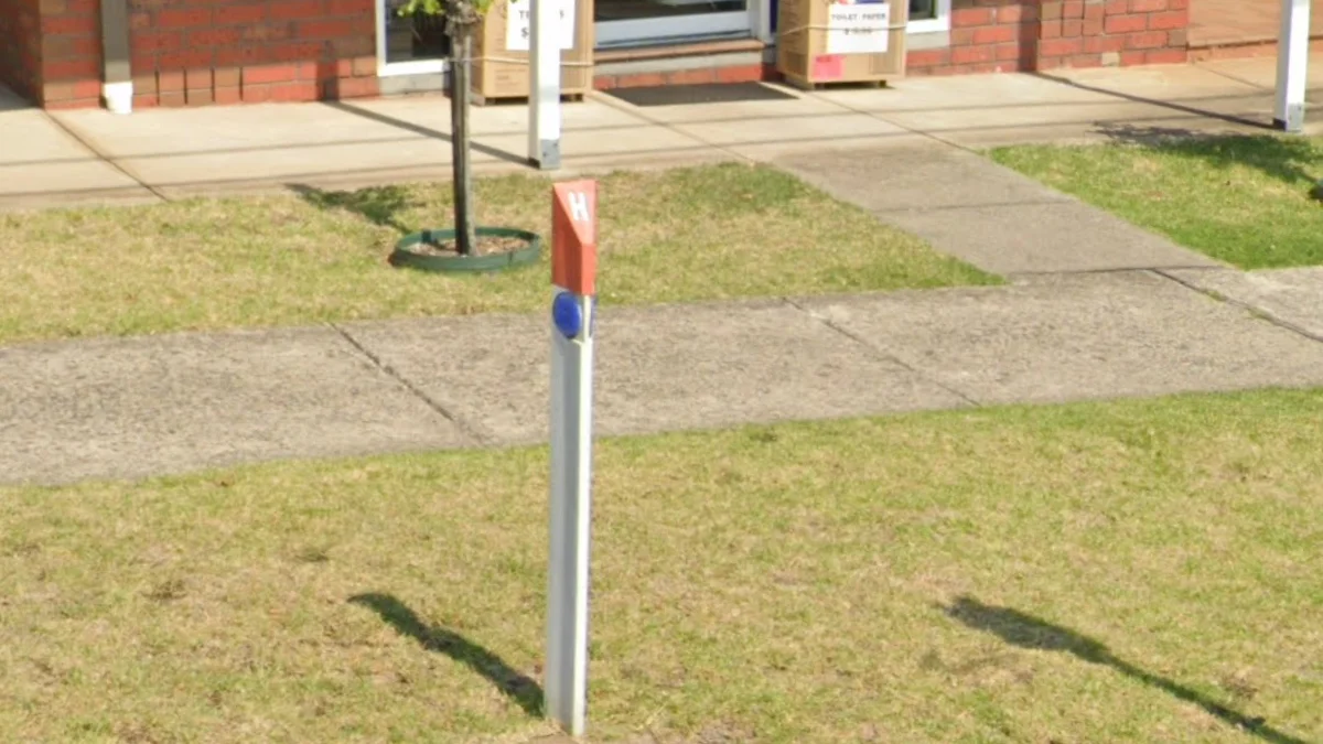 維多利亞藍圈紅頂消防栓桿