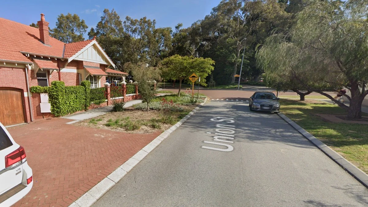 伯斯傾斜路緣石