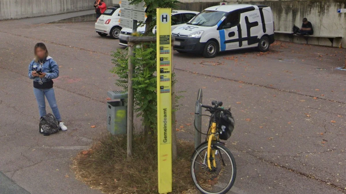 福拉爾貝格螢光黃公車站桿