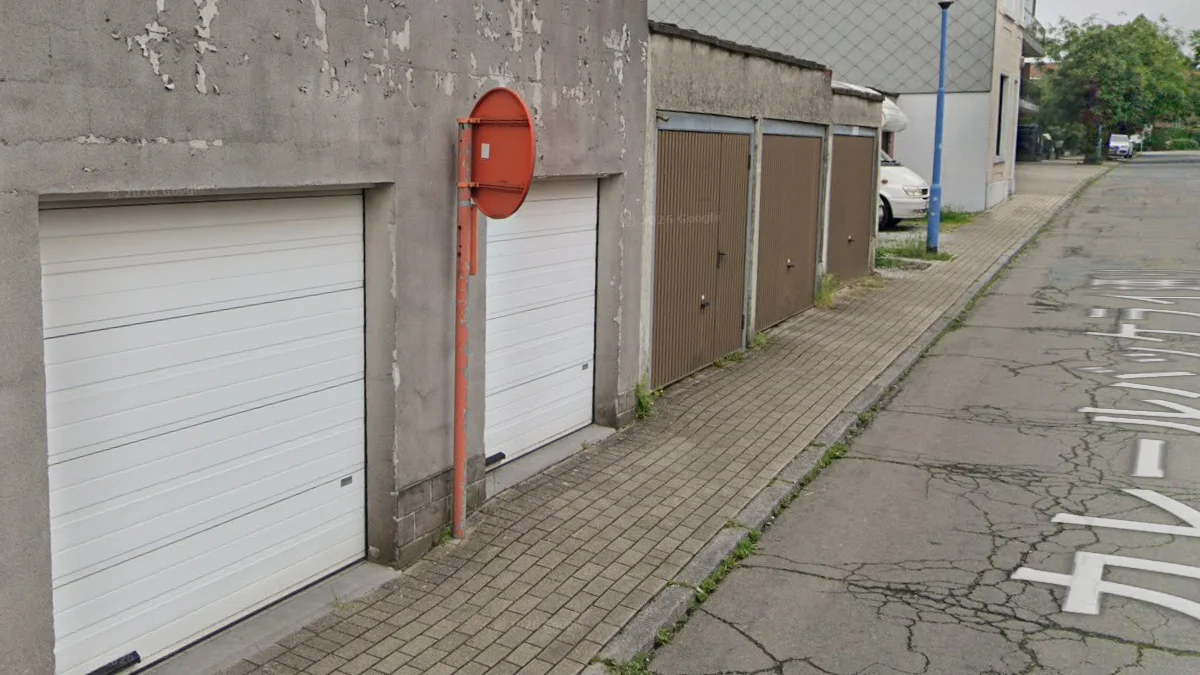 橘色路標與背面