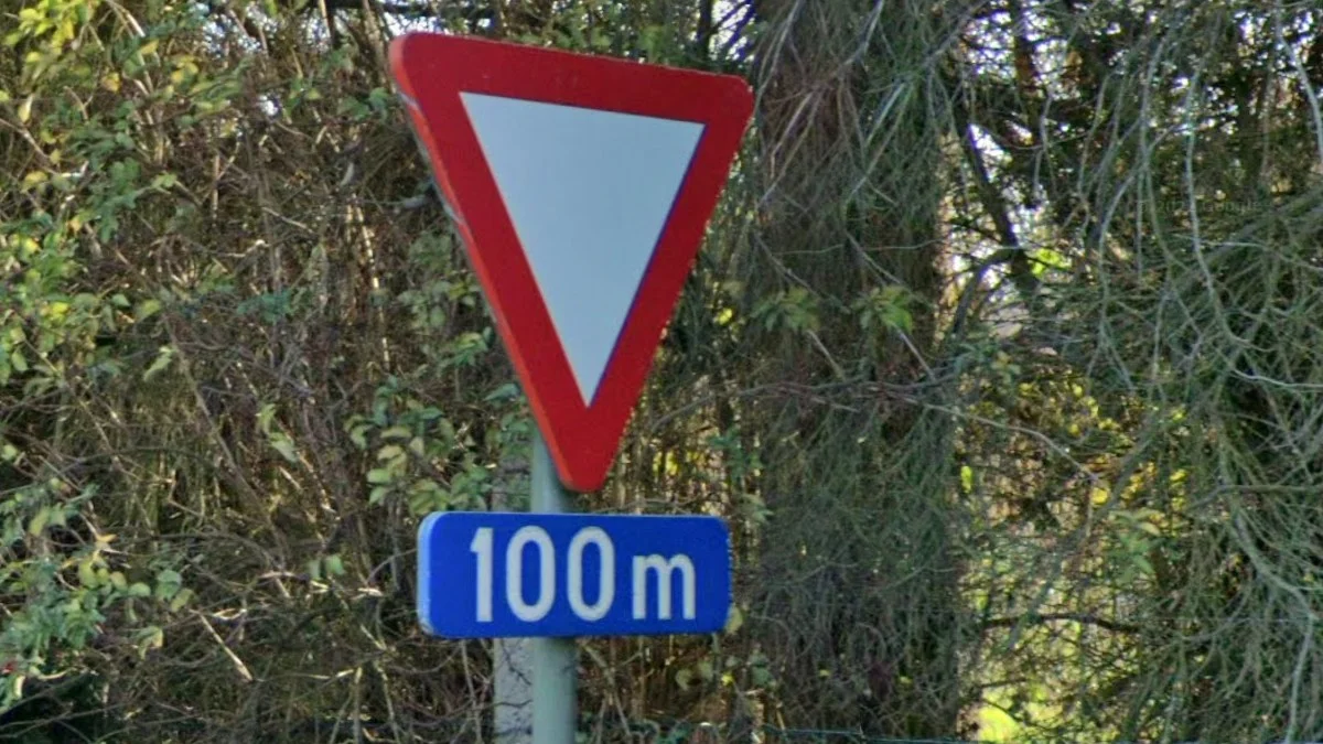 路標附帶藍色小牌