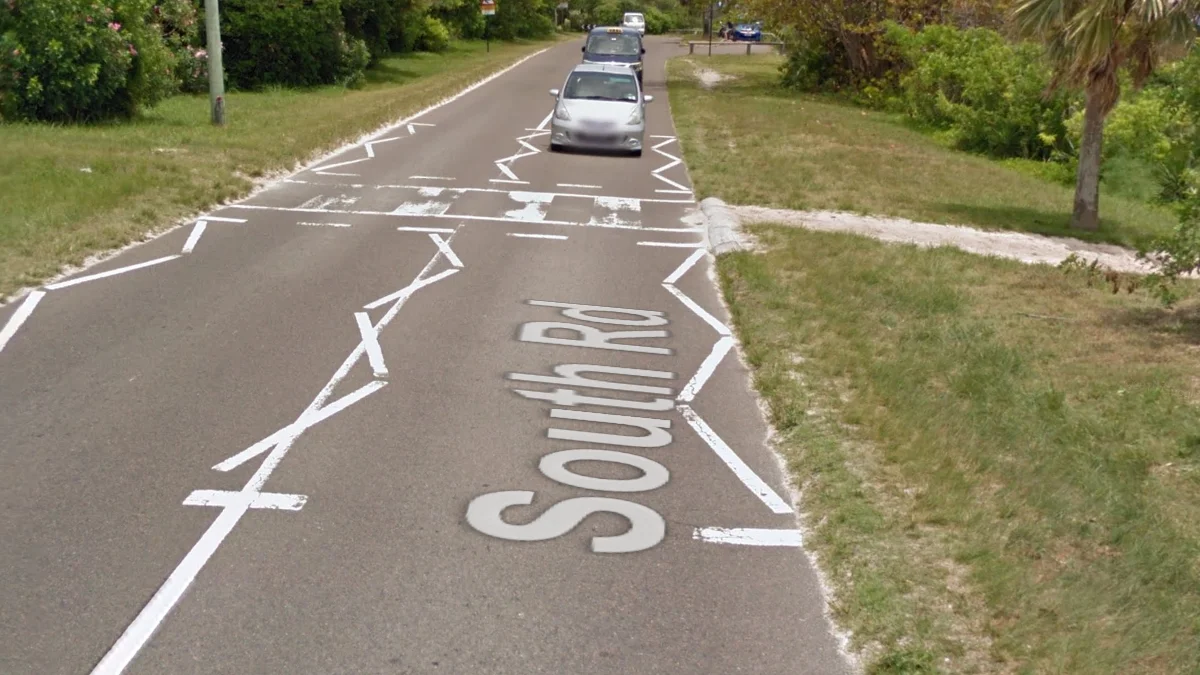 白色鋸齒狀路邊線