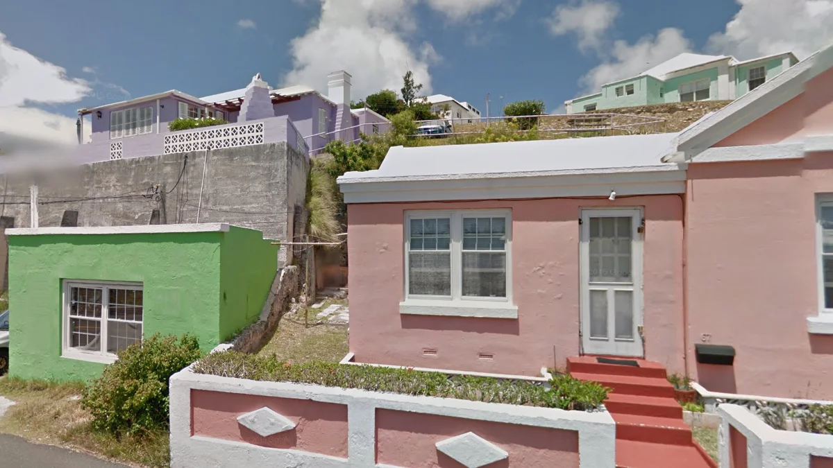 柔和色調石屋與白屋頂