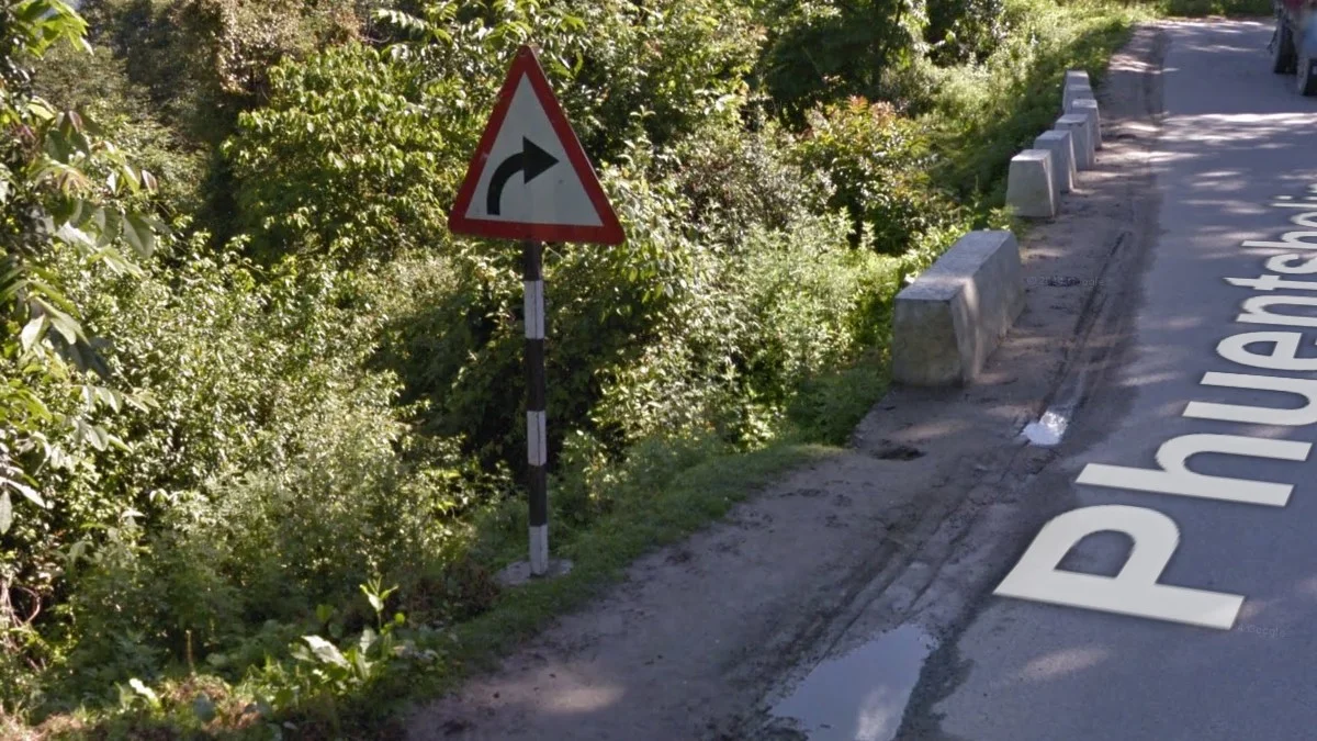 黑白條紋路標桿