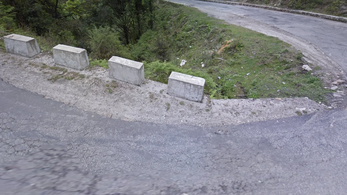 不丹特有石塊防撞桿