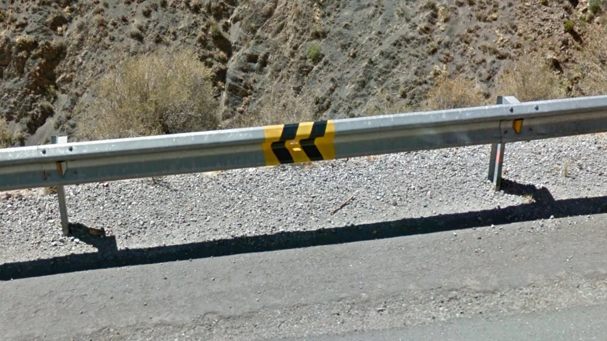 黃黑防撞桿標記