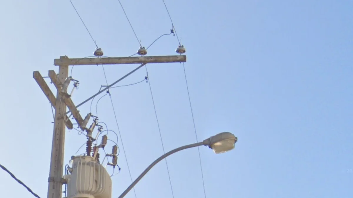 白色蘑菇狀絕緣體