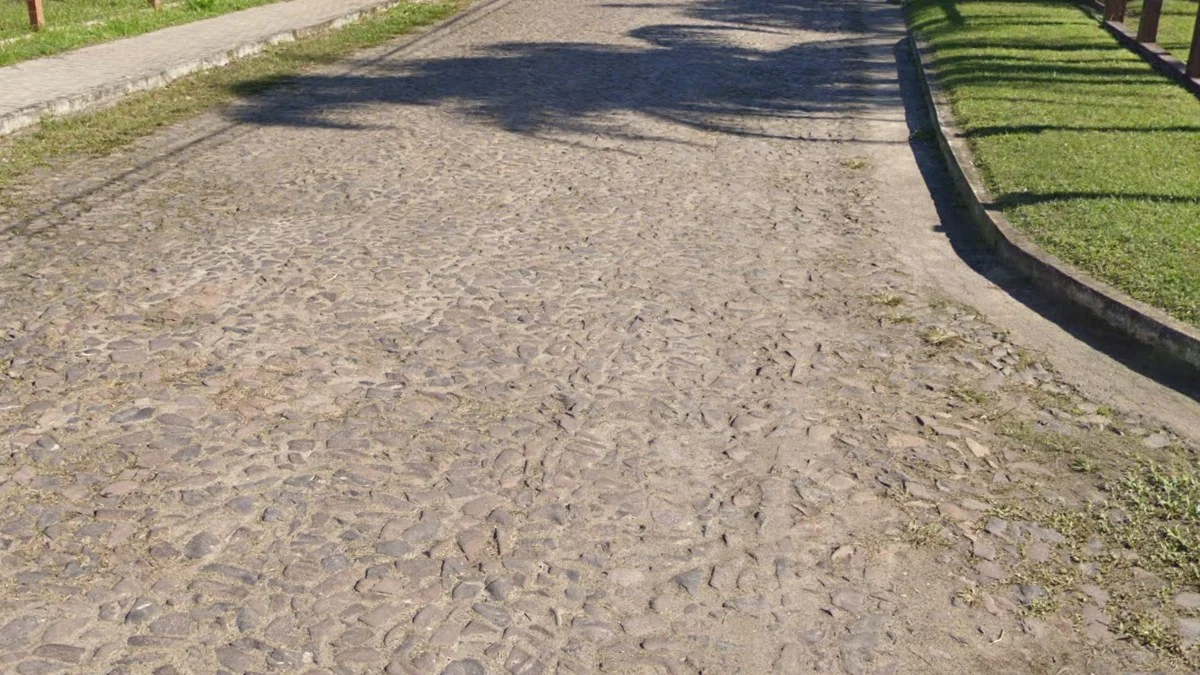 大小不一鵝卵石路