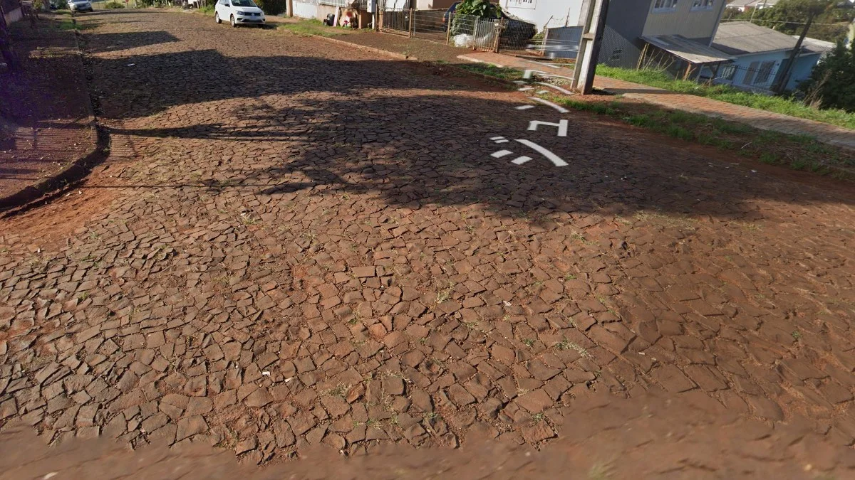 不平整方形石板路