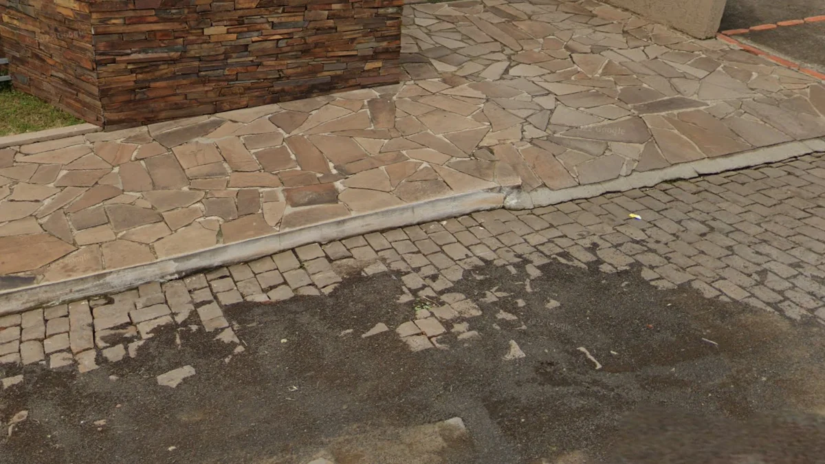 棕色瓷磚人行道