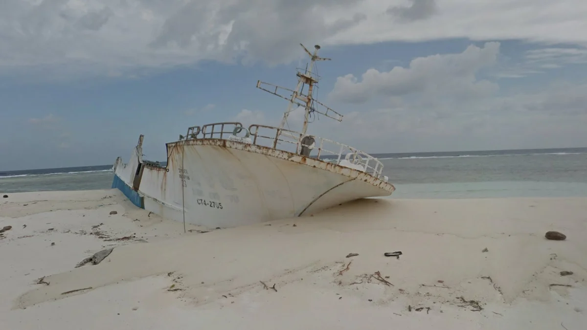 納爾遜島東端的白色沉船