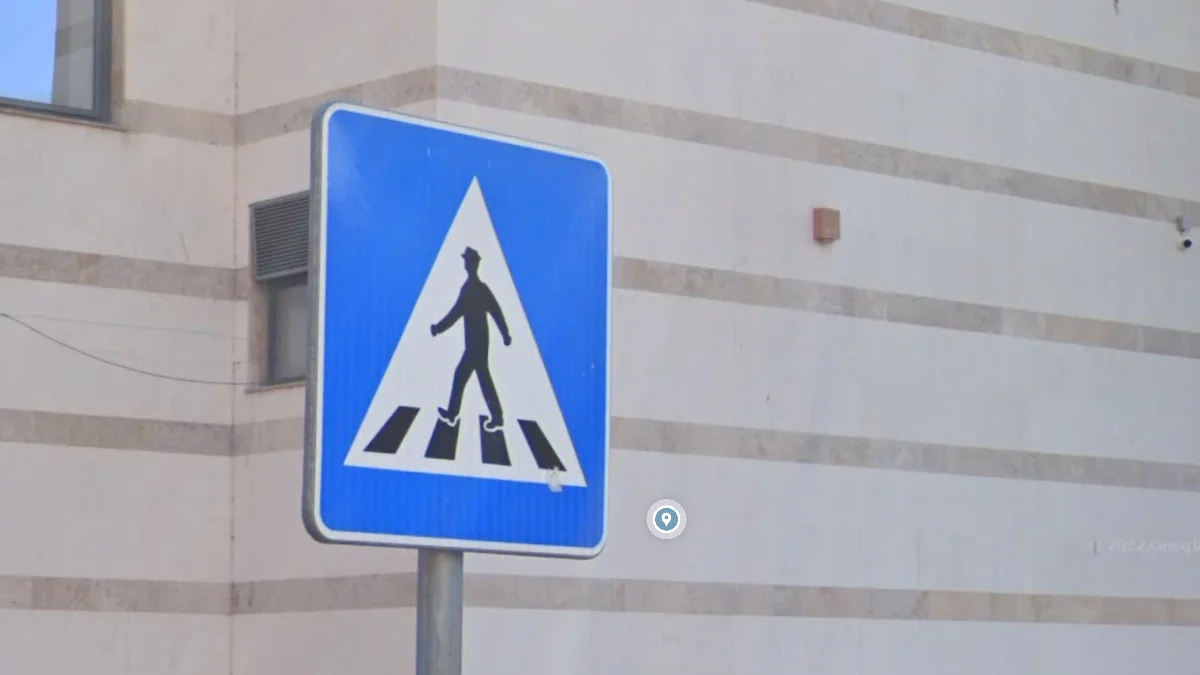 戴帽行人四條紋標誌