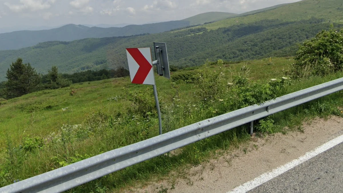 紅白相間路邊防撞桿