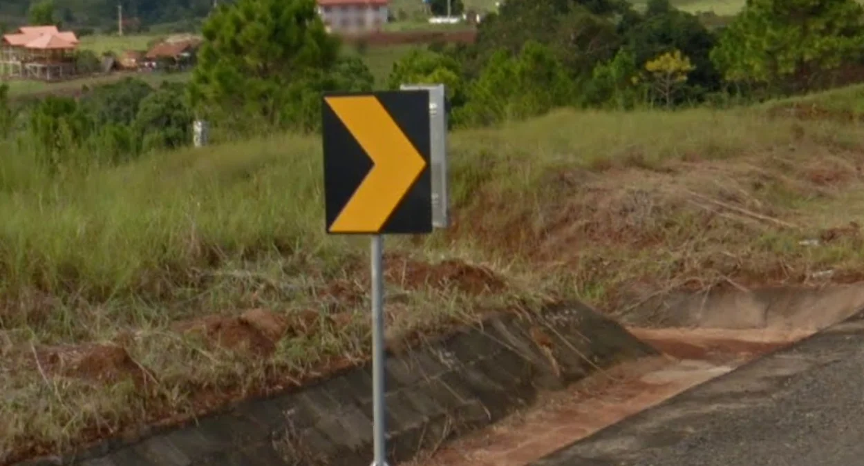 黑底黃箭頭V形標誌