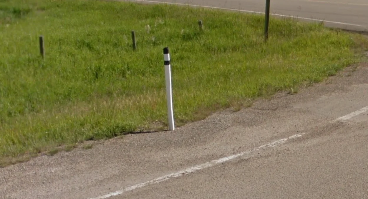 亞伯達省黑白圓柱形路樁