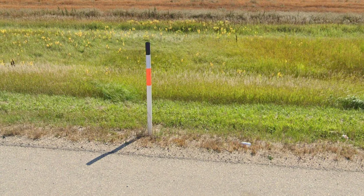 曼尼托巴省黑灰路樁與橙條