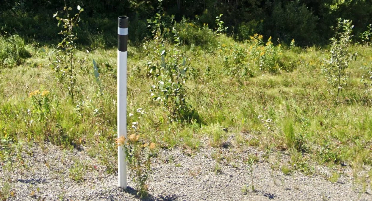 西北地區粗黑帶路樁