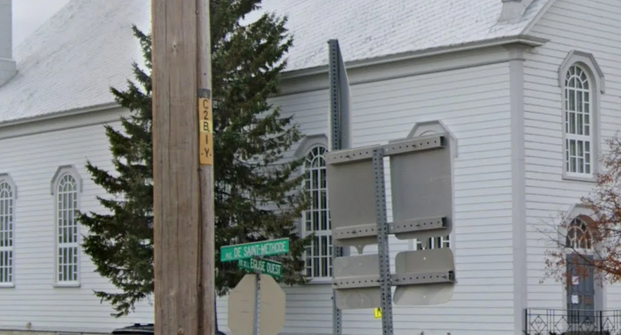 魁北克省黑黃色電線桿標籤