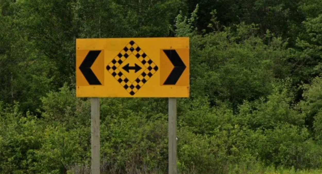 魁北克省無棋盤格T字路標