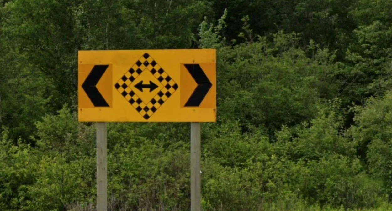 紐芬蘭省黃框菱形T字路標