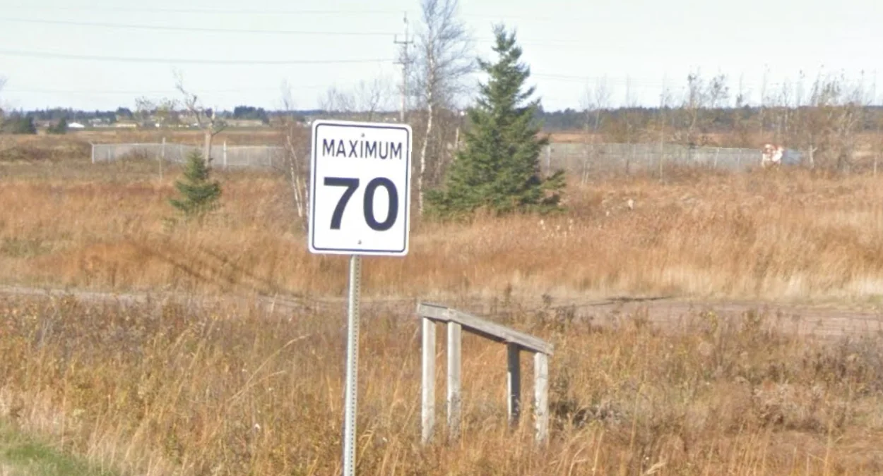 速限標誌上的「maximum」字樣