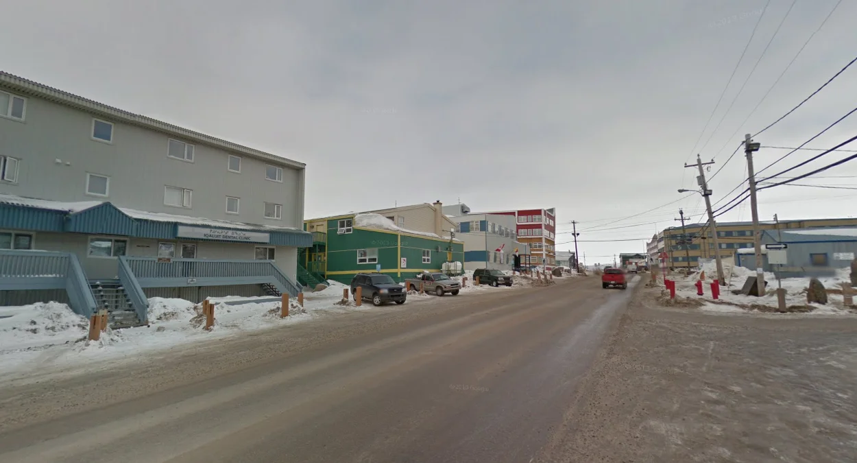 伊魁特城市化與雙語標誌