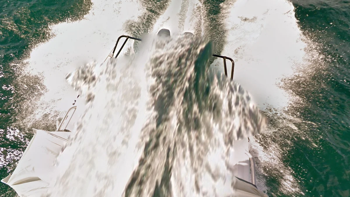 北部船尾帶黑色橫桿小船