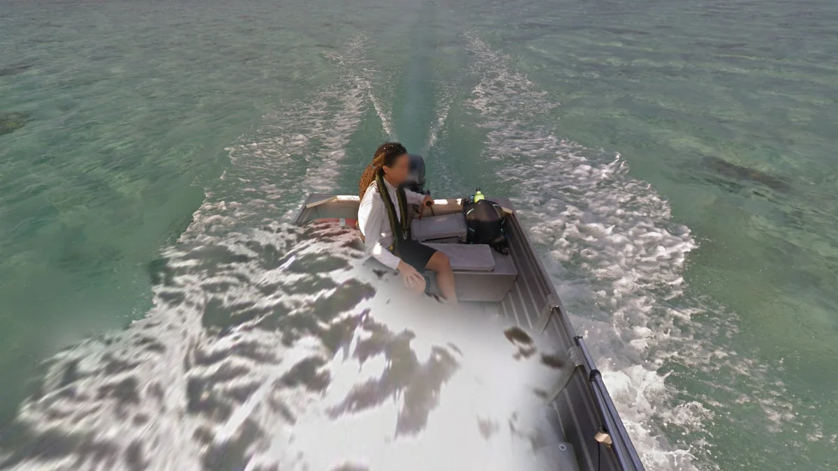 南部船尾坐婦女深灰色小船