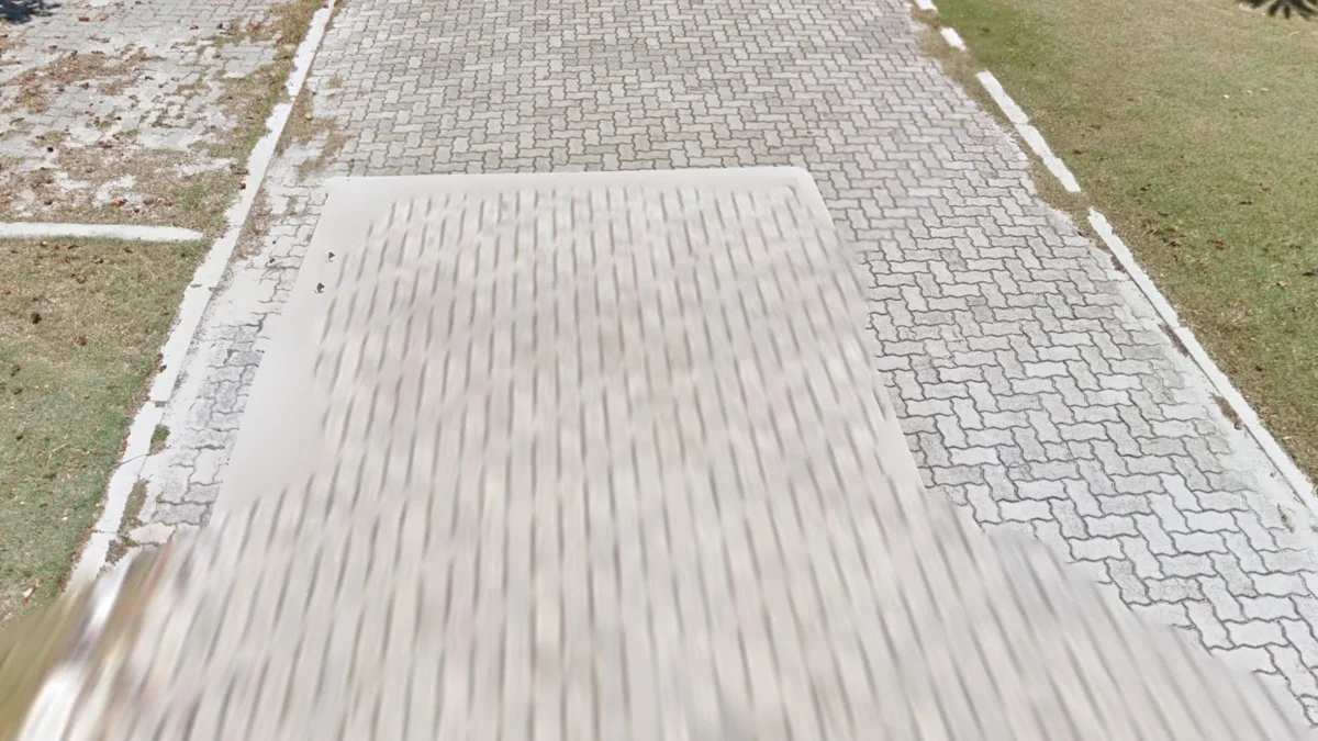 班塔姆白色車輛後部邊緣可見