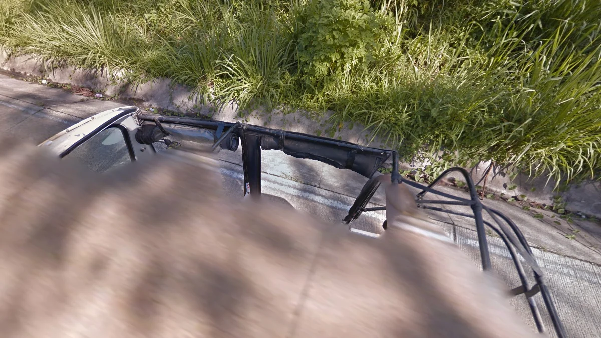 萊蒂西亞獨特車輛與混凝土塊