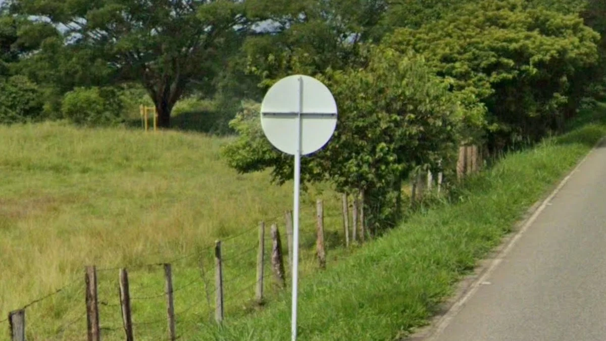 路標背面獨特十字形連接