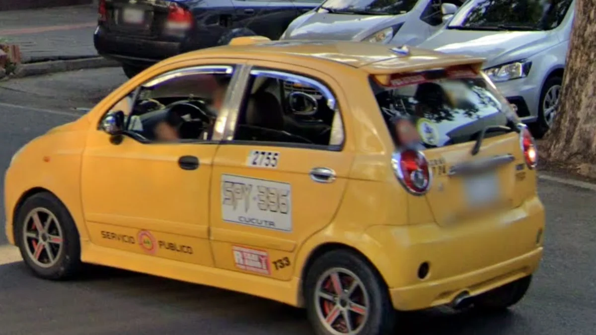 柔和黃色計程車與白色車牌