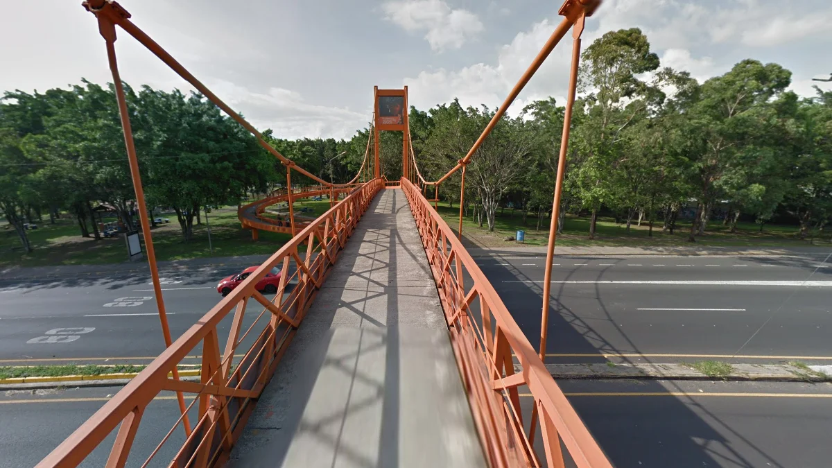 和平公園橘色天橋