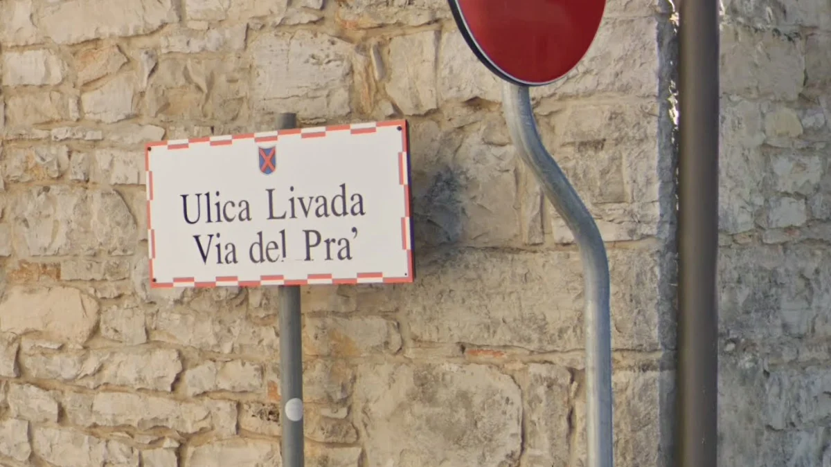 伊斯特拉雙語路名牌