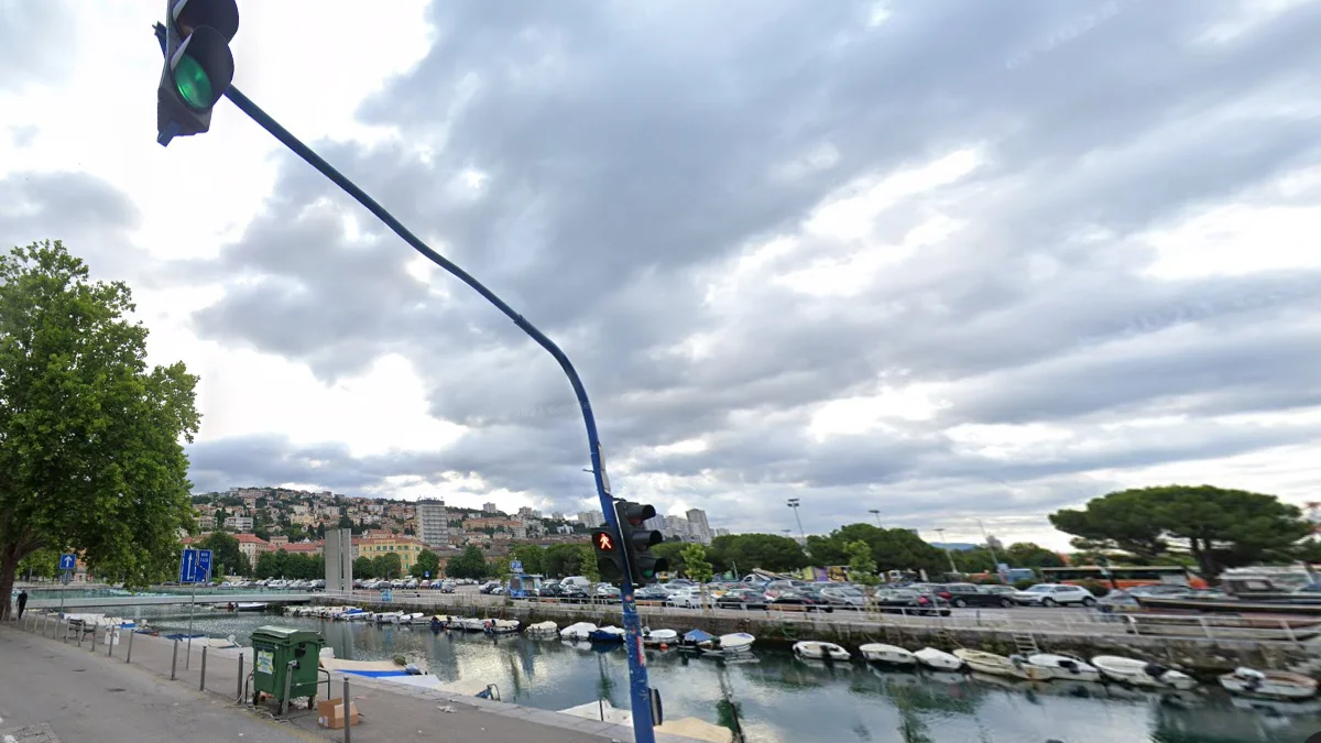 里耶卡藍色交通號誌桿