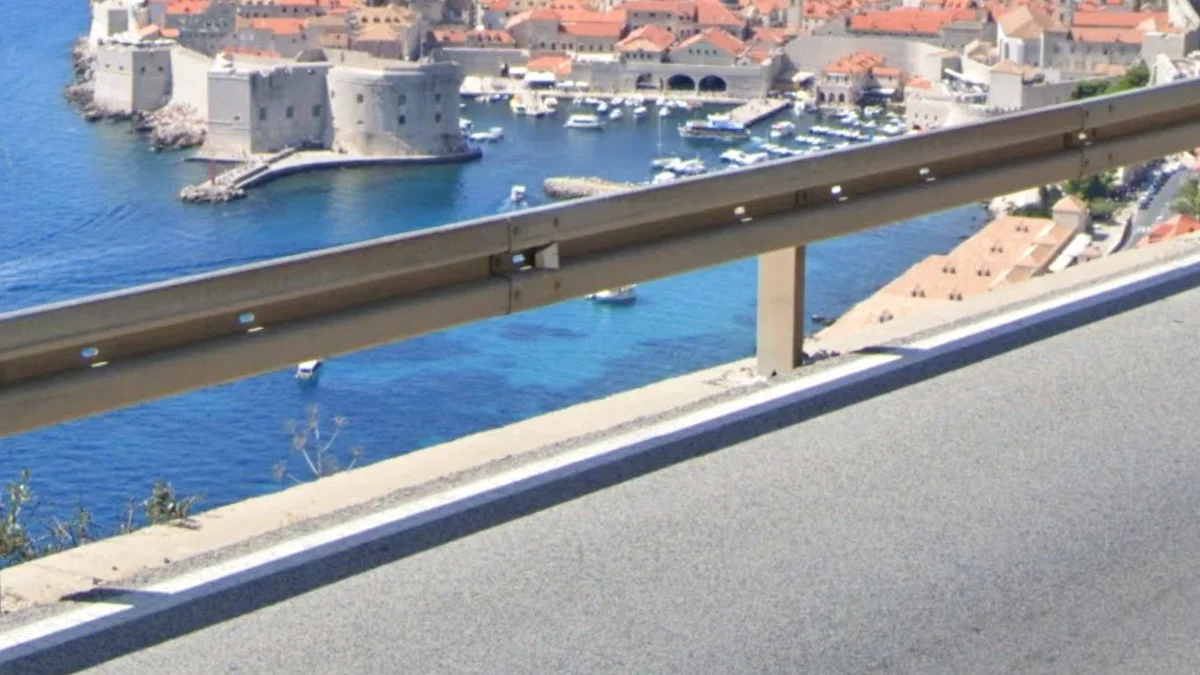 方形B型路邊防撞桿