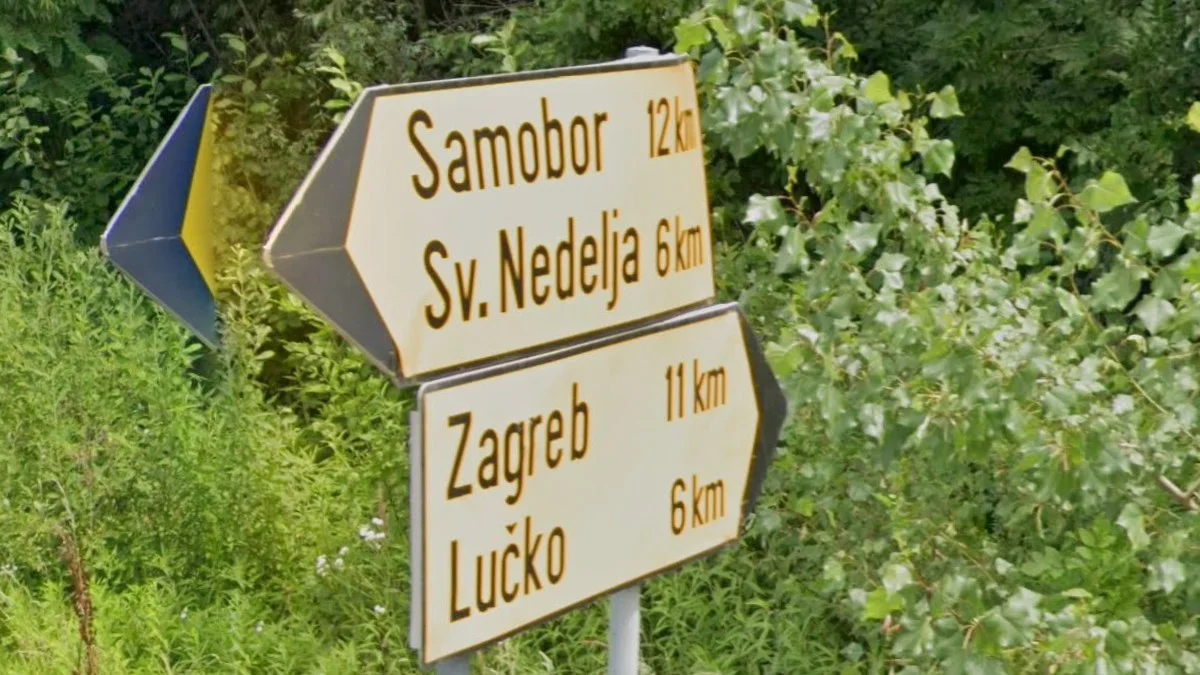 黃底黑框方向指示牌