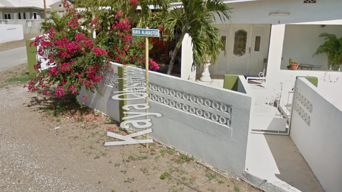 黃色路標柱頂部藍色街道標誌