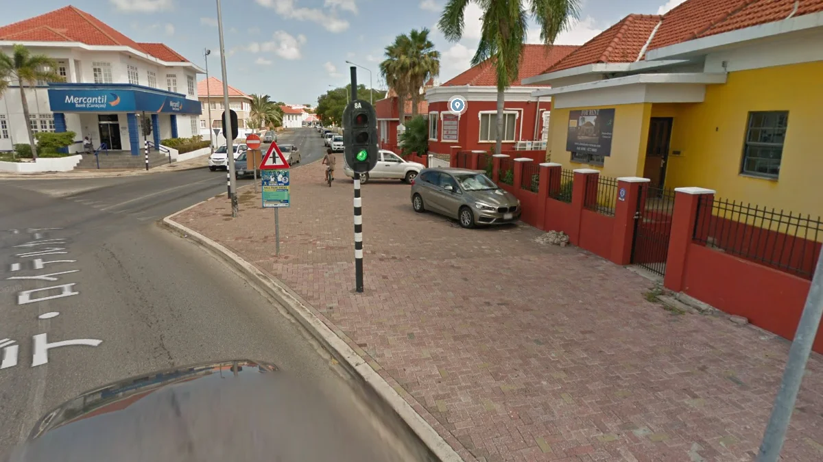 城市地區黑白條紋交通燈柱