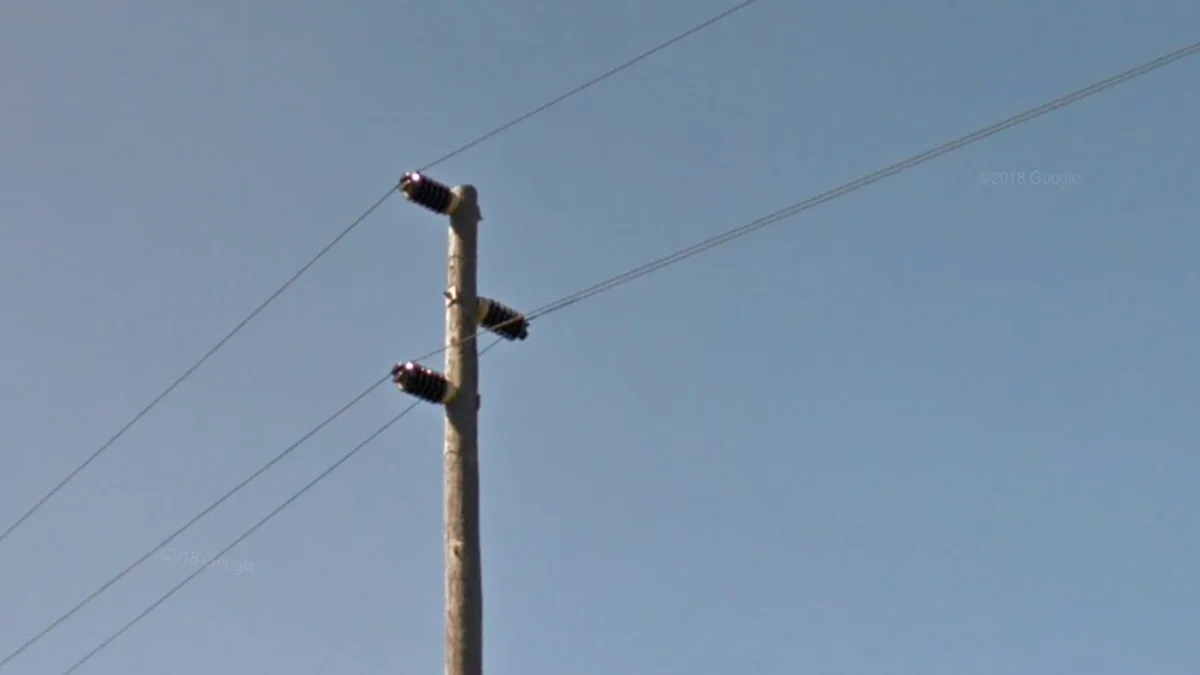 三條水平交替絕緣體木製電線桿